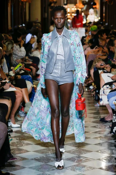 Look 32